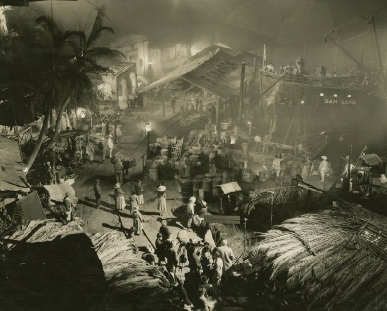 only-angels-have-wings-1939-004-production-crew-on-the-set-00o-h9d